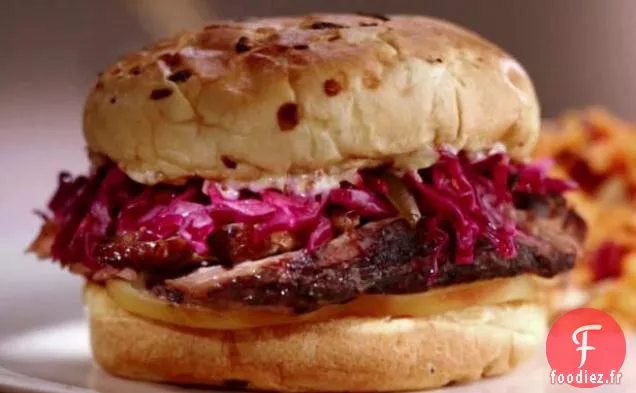 Sandwich Juif à la Poitrine avec Mozzarella Fumée et Salade de Chou Rouge