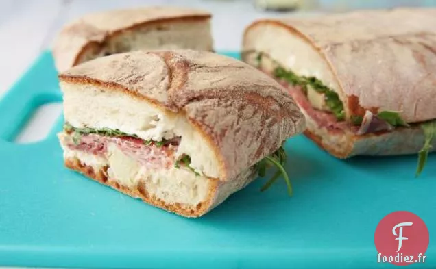 Sandwich Pique-nique Pressé avec Tartinade de Poivrons Rouges Rôtis et Pepperoncini