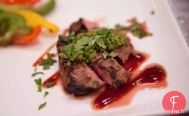 Steak Suspendu Grillé avec Légumes Fumés, Sauce Barbecue et Chimichurri du Sud-Ouest