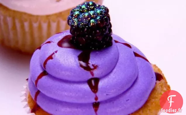 Cupcakes Végétaliens au Citron Garnis de Baies Fraîches et de Crème au Beurre au Citron