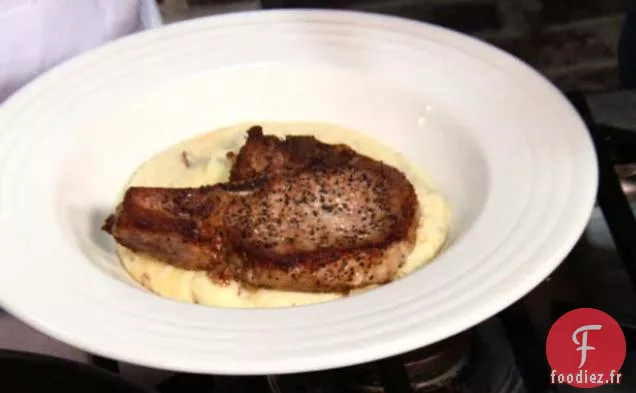 Côtelettes de Porc Rôties au Cheddar et Gruau de Bacon