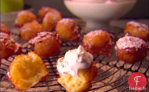 Zeppole aux Pommes avec Crème Fouettée à la Cannelle