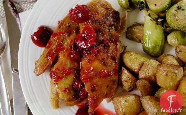 Canard Rôti Croustillant et Tendre avec Sauce Cerise-Romarin