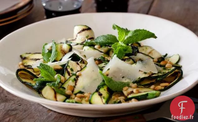 Salade de Courgettes Grillées avec Vinaigrette au Citron et aux Herbes et Romano Rasé et Pignons de Pin Grillés