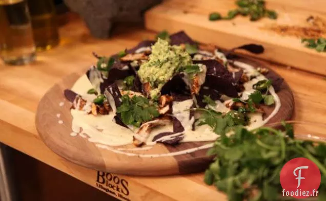 Nachos de Poulet Grillés au Chipotle Glacé au Miel avec Sauce au Fromage Monterey Jack, Relish à l'Avocat et Jalapenos Carbonisés