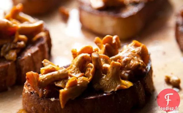 Chanterelles Simplement Cuites Avec Du Pain Grillé À L'Ail