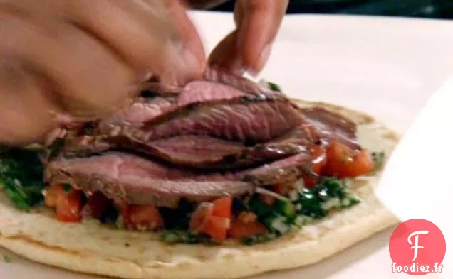 Gyro d'Agneau avec Relish de Tomates et Sauce Chimichurri