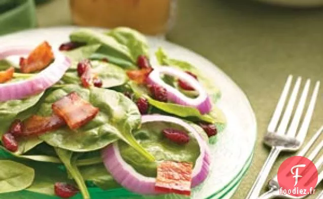 Salade d'Épinards aux Canneberges et Vinaigrette au Bacon