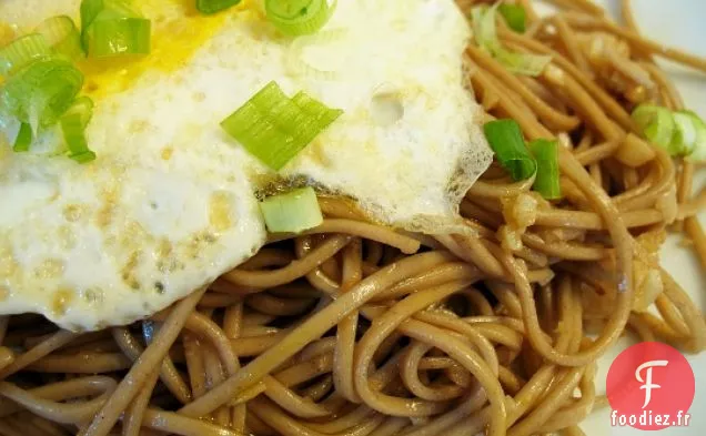 Nouilles Soba Au Sésame Et À l'Ail Avec Œuf Au Plat