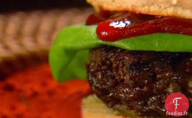 Hamburgers à l'extérieur avec du Ketchup Adobo