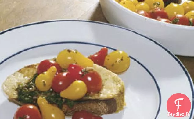 Tomates Cerises Marinées Sur Du Pain Chaud À L'Ail Provolone