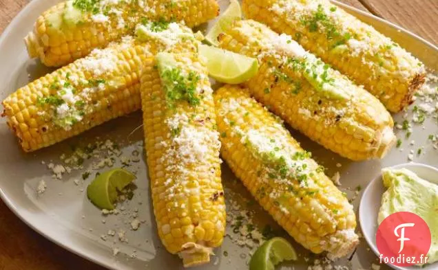 Épi de Maïs Grillé avec Beurre à l'Ail, Citron Vert Frais et Fromage Cotija