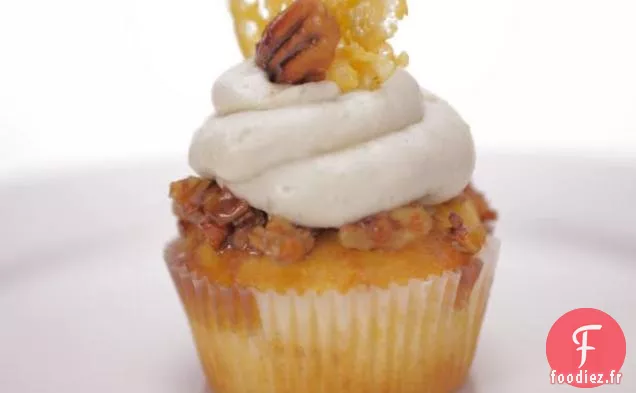 Cupcakes au cheddar fort avec garniture aux pacanes confites et glaçage au fromage bleu au miel