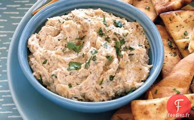 Trempette À L'oignon Caramélisé Avec Chips De Pita À La Coriandre Et À L'ail