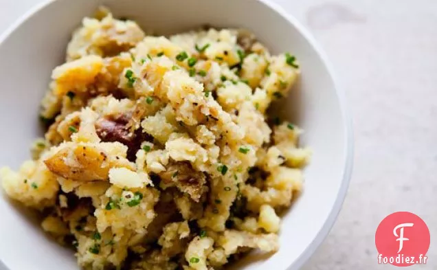 Pommes De Terre Nouvelles Écrasées À L'Ail Et À La Ciboulette