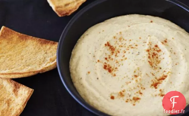 Houmous À L'Ail Rôti Avec Pita Cuit Au Four