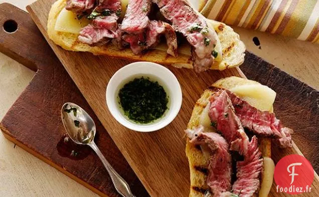 Mini Sandwichs au Steak à Face Ouverte sur Pain à l'ail avec Provolone Vieilli et Huile de Persil