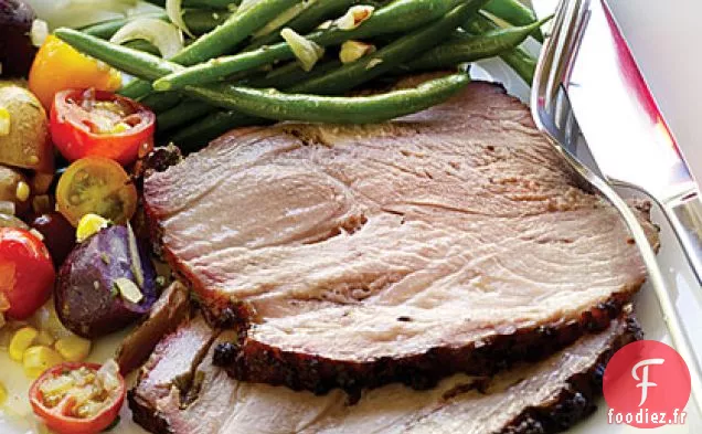 Épaule de Porc Grillée au Charbon de Bois avec Herbes Fraîches et Ail Rôti