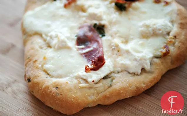 Pizza Aux Quatre Fromages Avec Croûte D'Ail Et De Romarin