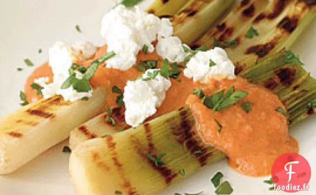 Poireaux Grillés Avec Vinaigrette Au Poivre Rôti Et Fromage De Chèvre