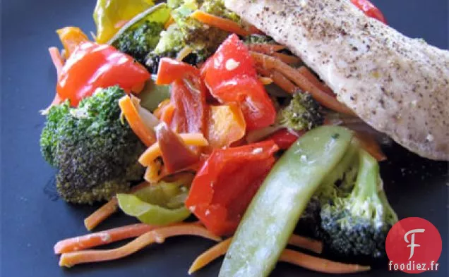 Mahi-mahi Cuit À La Vapeur Avec Des Légumes Sautés