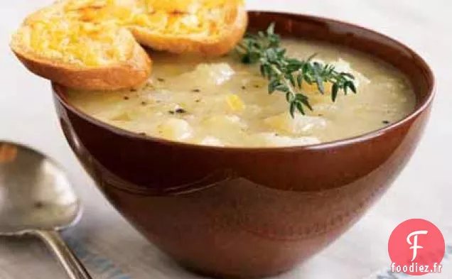 Soupe Dorée aux Pommes de Terre et Poireaux avec Toasts au Cheddar