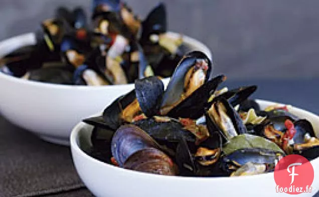 Moules Cuites À La Vapeur Avec Poireaux, Tomates Et Ail