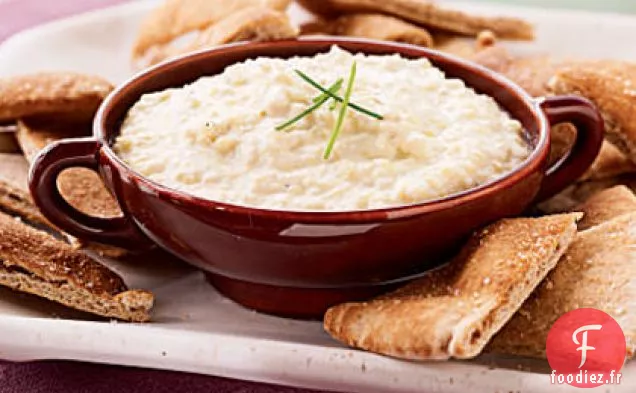 Trempette aux Artichauts, Poireaux et Fromage de Chèvre avec Chips de Pita à l'Ail