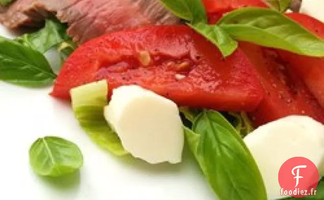 Salade Caprese avec bifteck de flanc grillé