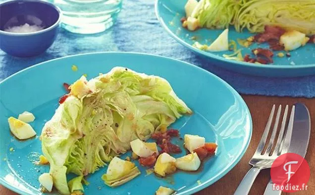 Salade de quartiers d'iceberg avec vinaigrette chaude au bacon