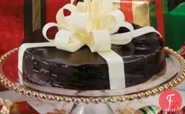 Gâteau au chocolat emballé dans un cadeau