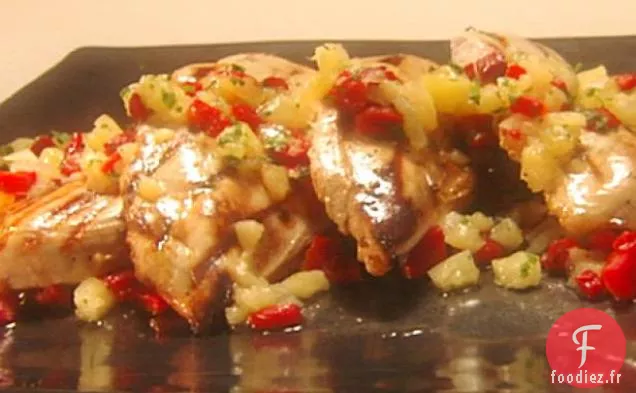 Poitrine de poulet grillée au yogourt avec salsa aux poivrons rouges rôtis à l'ananas