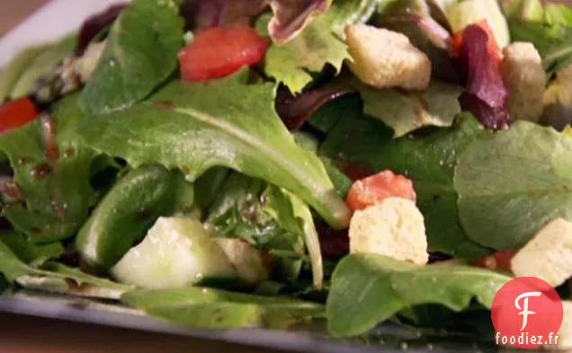 Salade verte mélangée avec vinaigrette aux canneberges