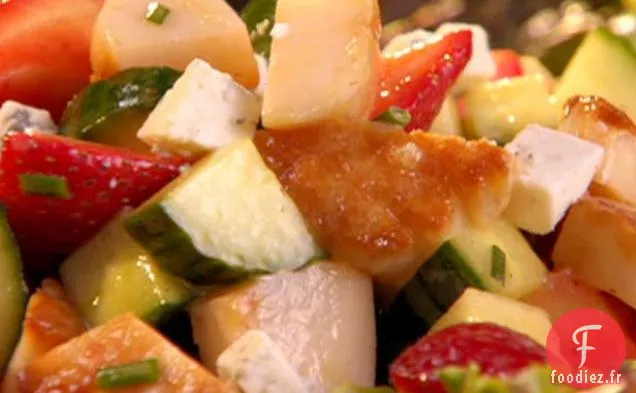 Salade de pétoncles aux fraises, concombre et gorgonzola dans une vinaigrette aux agrumes et à Dijon