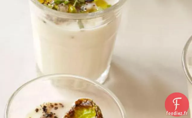 Soupe de chou-fleur, choux de Bruxelles croustillants et œufs de saumon fumés