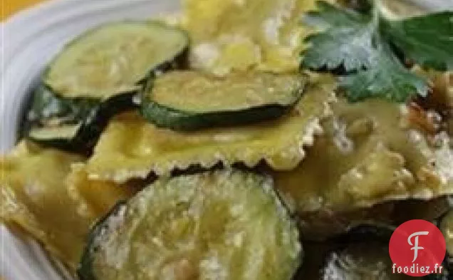 Courgettes et raviolis aux champignons dans une sauce au beurre de truffe