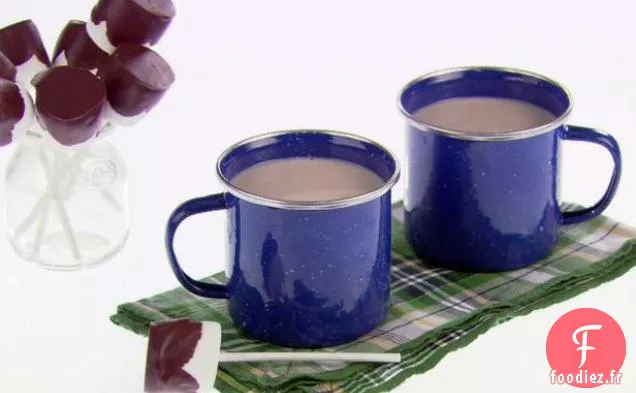 Chocolat chaud blanc avec agitateurs à la guimauve