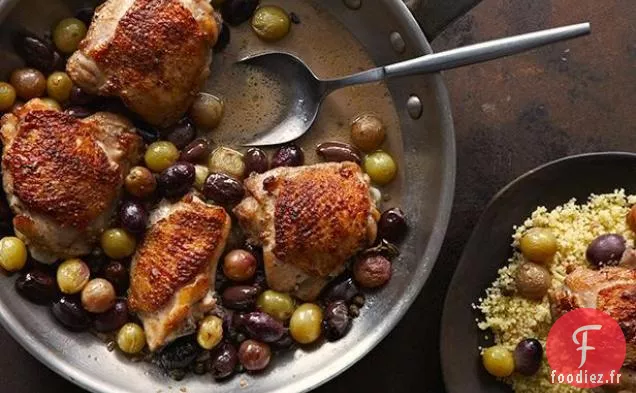 Cuisses de poulet rôties à la poêle avec raisins et olives