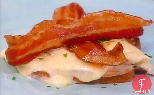Hot Browns : sandwichs ouverts à la dinde avec sauce crémeuse au parmesan et bacon