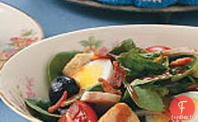 Salade d'épinards avec vinaigrette chaude au bacon