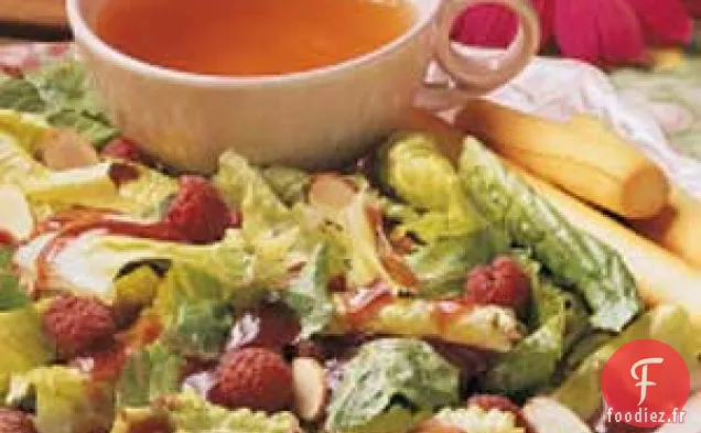 Salade mélangée aux amandes et aux framboises