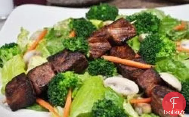 Salade de steak et légumes en brochette