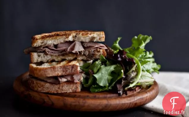 Sandwichs Au Rôti De Boeuf Avec Oignons Glacés Au Balsamique Et Fromage Bleu