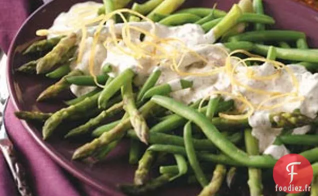 Asperges et haricots verts avec trempette au citron et à l'estragon