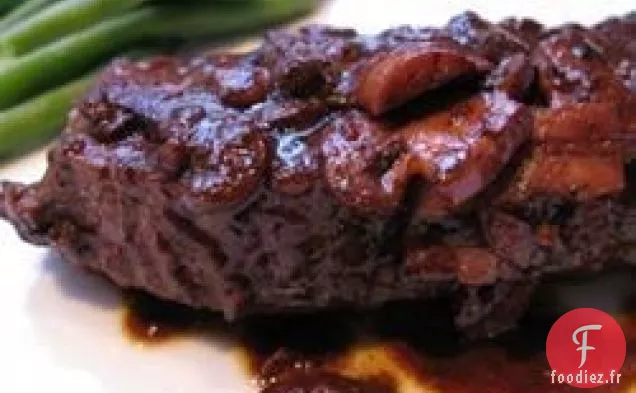 Steak de fer plat facile dans une sauce au vin