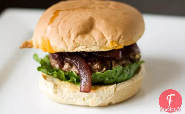 Burgers De Bison Avec Oignons De Cabernet Et Cheddar Du Wisconsin