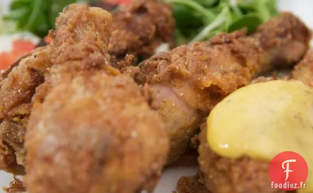 Poulet frit au maïs bleu avec aïoli au vinaigre de malt