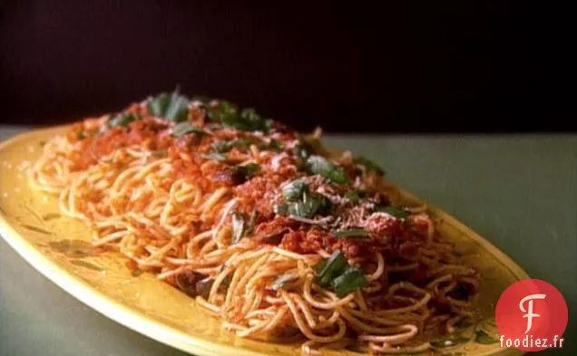 Spaghetti aux olives et sauce tomate
