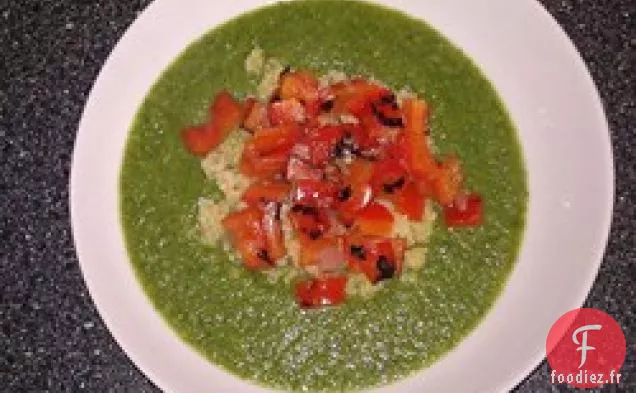 Soupe de purée de choses vertes avec relish au quinoa et au poivre