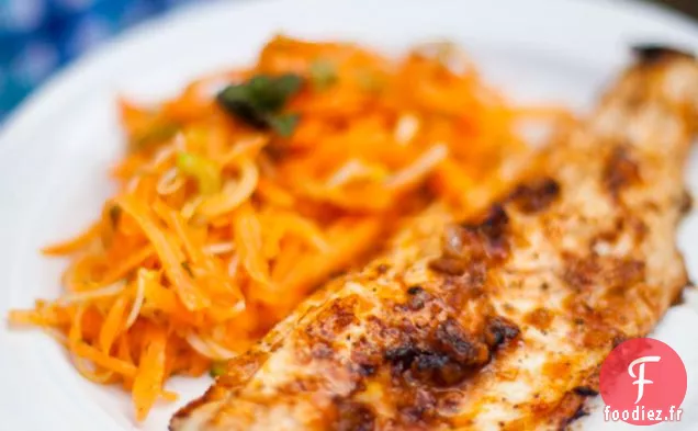 Poisson Harissa Avec Salade De Carottes, Menthe Et Oignons Nouveaux